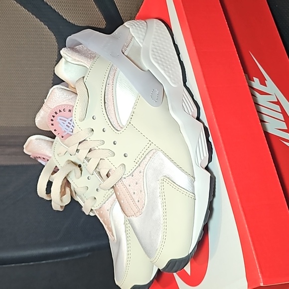 Nike Women Air Huarache Size 8 US Sandrift/Rose - Picture 2 of 7